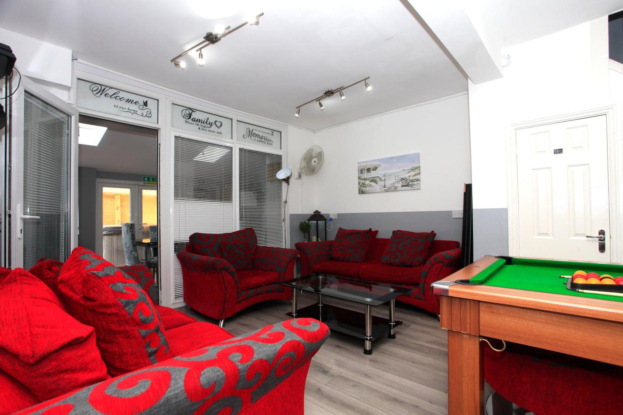 Luxury Hot Tub Entertainment Room Central Park Peterborough Exterior photo