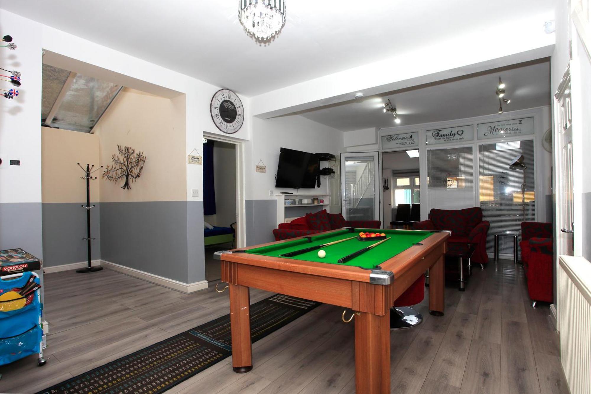 Luxury Hot Tub Entertainment Room Central Park Peterborough Exterior photo