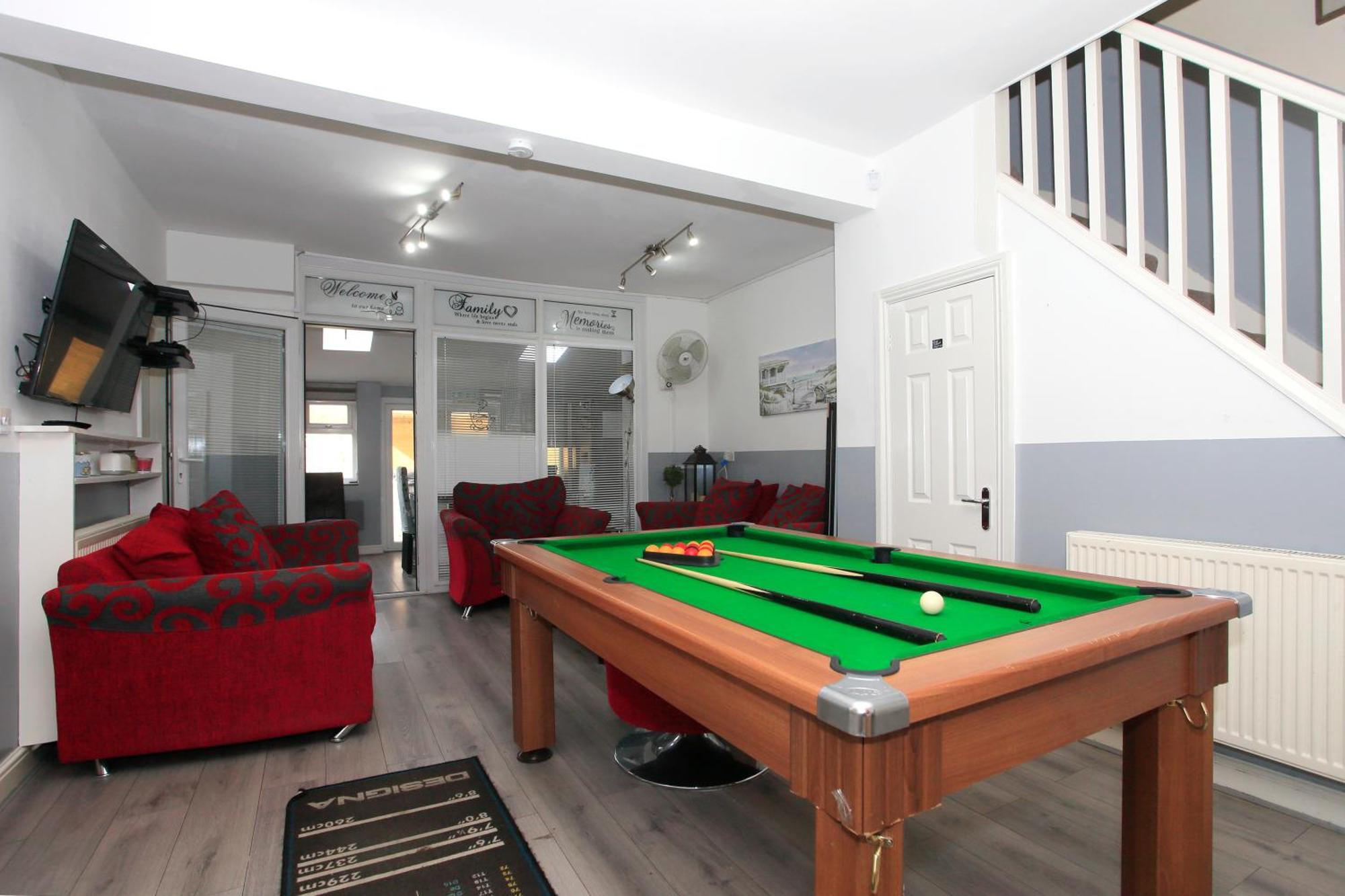 Luxury Hot Tub Entertainment Room Central Park Peterborough Exterior photo